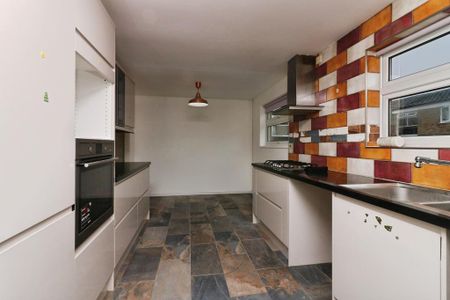 3 bedroom end of terrace house to rent - Photo 5