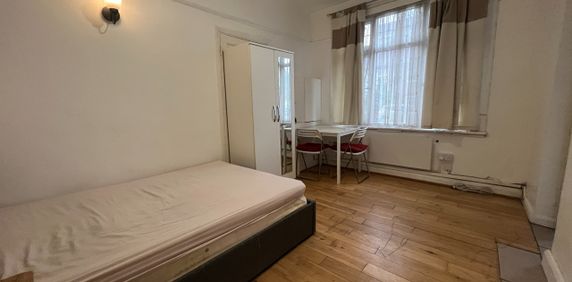 Studio Flat, Ethelbert Gardens, IG2 - Photo 2