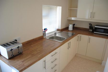 1 bedroom in a house share to rent - Photo 4