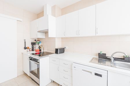 APARTAMENTO T2 TOTALMENTE REMODELADO NA AJUDA SEM MÓVEIS - Photo 2