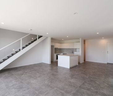 Beautifully Designed Townhouse. Rent to increase to $950.00 per wee... - Photo 2