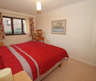 4 bedroom end of terrace house to rent - Photo 2