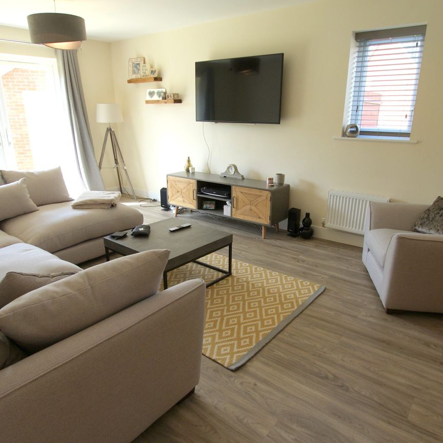 8 Sharing Grove, CHELTENHAM GL528HZ - Photo 1