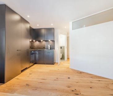 NEW CONSTRUCTION: Completely renovated 2.5-room apartment with balcony - Photo 1