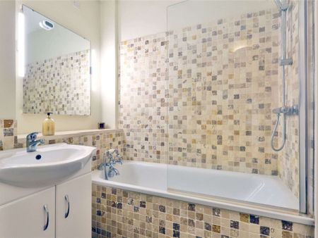 A beautifully appointed ground floor flat set in the heart of Barnsbury. - Photo 5