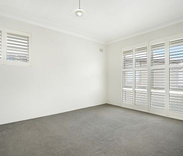 Renovated Top Floor Apartment - Photo 4