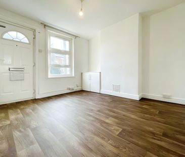 2 bedroom end of terrace house to rent - Photo 6