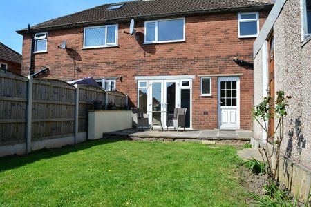 3 Bed Semi-Detached House, Queensthorpe Close, LS13 - Photo 2