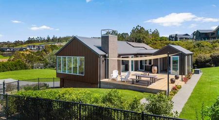 Coastal sanctuary living - Photo 2