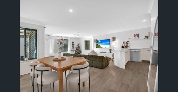 Villa in Prime Labrador Locale - Photo 1