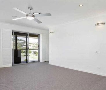 SPACIOUS FAMILY LIVING IN THE GAP - Photo 4