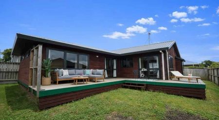 Cozy Three Bedroom Family Home - Photo 5