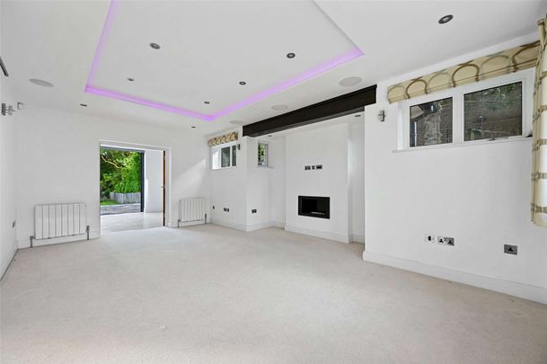 A magnificent five bedroom, three bathroom, detached family home. Available 18th August and offered unfurnished. - Photo 1