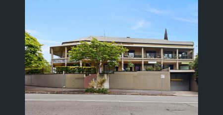 Spacious Split-Level 1 Bedroom Apartment – Great Location! - Photo 3