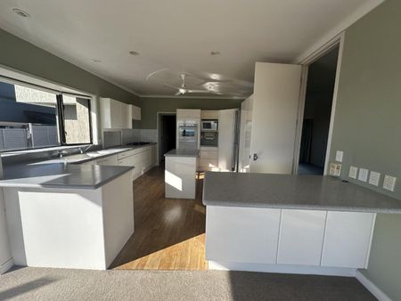 Sunny spacious family home with 180-degree ... - Photo 4