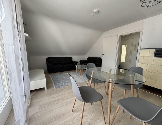 Charmante Dachwohnung für junge Berufstätige in Stuttgart-Obertürkheim - Foto 1