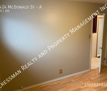 3 Bed - 1 Bath Home with a Garage! - Photo 2