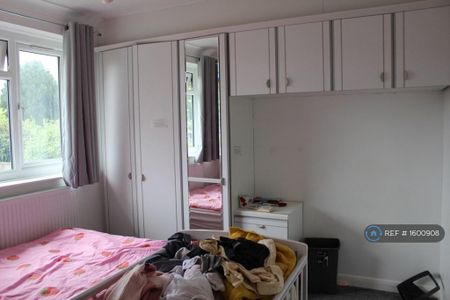 3 bedroom semi-detached house to rent - Photo 2