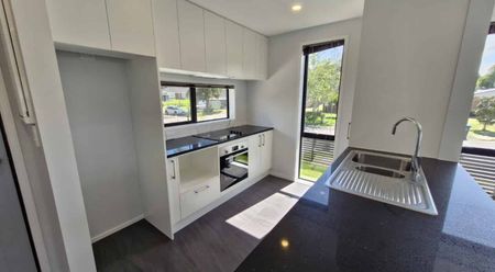 Super modern townhouse with a backyard! - Photo 2
