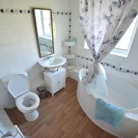 1 bedroom in a house share to rent - Photo 4