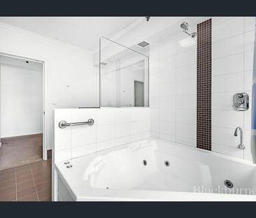 FULLY FURNISHED, SPA BATH, POOL, GYM... EVERYTHING YOU NEED! - Photo 6