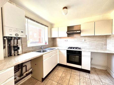 2 bedroom flat to rent - Photo 2