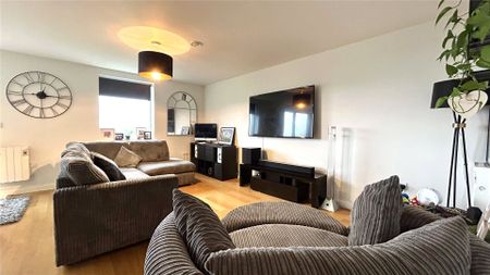 2 bedroom Flat in Old Bracknell Lane West, Bracknell - Photo 2