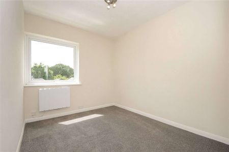 Well presented first floor maisonette set over two floors offering three bedrooms in the centre of Sunningdale. - Photo 5
