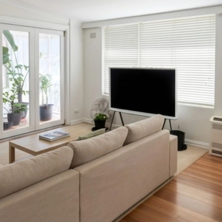 Newly Renovated Three-Bedroom Apartment With A Beautiful Leafy Outlook - Photo 1