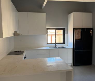 Modern Two-Bedroom Flat with Appliances Included - Photo 3