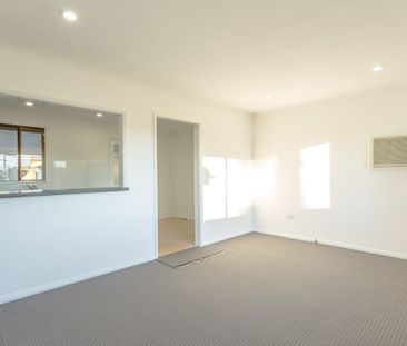 Three bedroom home with large sunroom - Photo 4