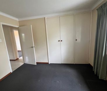 Villa in a perfect location with good size backyard and a lock up g... - Photo 3