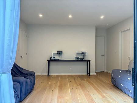 Modern 2-Bedroom Flat for Rent in Scenic Long Bay - Photo 3