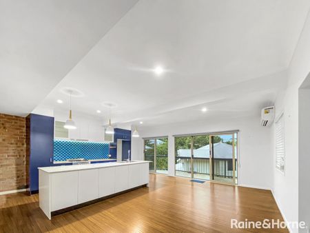 Spacious, Air-conditioned Tri Level Townhouse in a Quiet Taringa Street - Photo 5