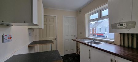 3 bedroom flat to rent - Photo 2