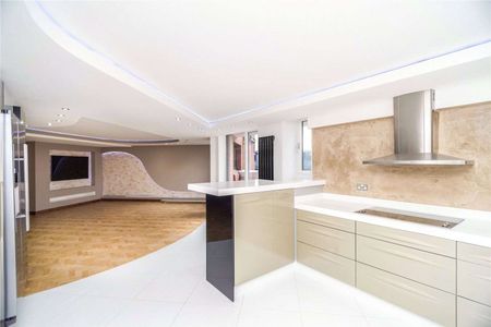 Three bedroom, three bathroom apartment finished to an exceptional standard set within a portered block - Photo 2