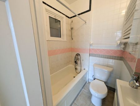 **Downtown Hamilton** Cozy Main Floor Bachelor Apartment!! - Photo 2