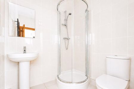 3 bedroom flat to rent - Photo 4