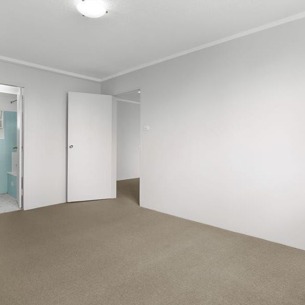 Conveniently Positioned One Bedroom Apartment In Prime Location - Photo 1