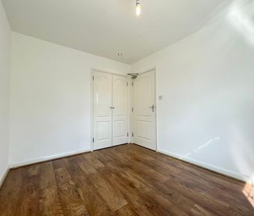 2 bedroom flat to rent Batts Hill, Redhill - Photo 6