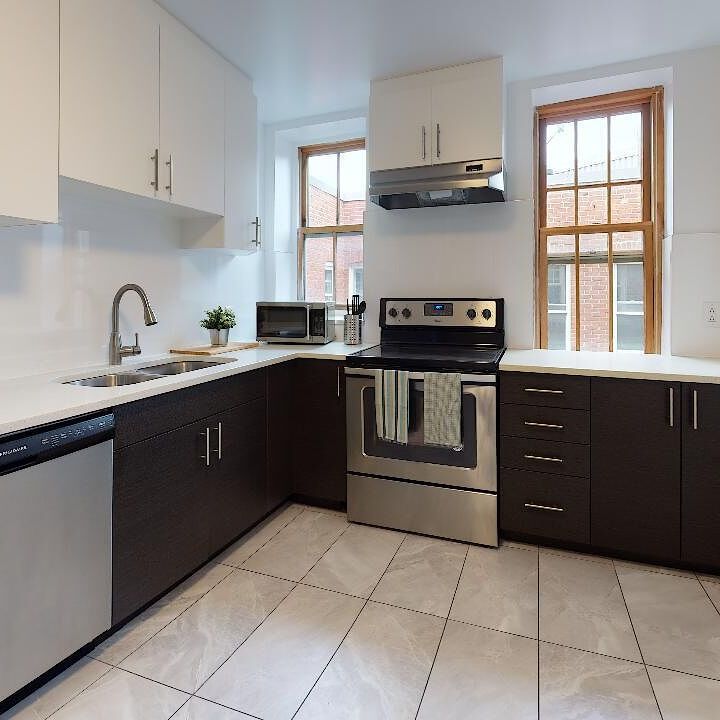 4560 Sainte-Catherine Street W, Montréal, QC - Photo 1