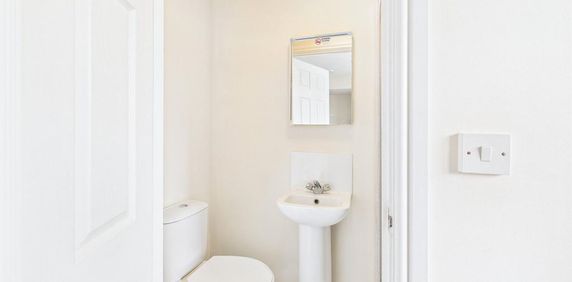 1 bedroom in a house share to rent - Photo 2