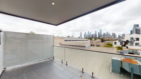 Spacious Top-Floor Apartment in Prime Location – Ideal for Comfortable Living! - Photo 3