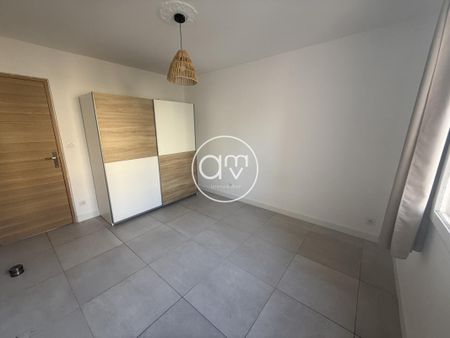 Location Appartement 4 pièces 74m² HYERES 83400 - Photo 2