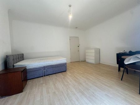 1 bedroom in a house share to rent - Photo 3