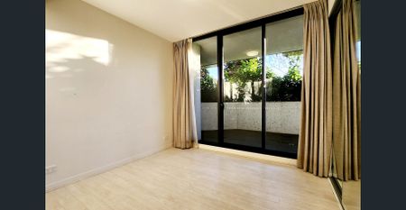 Northeast facing Three bedroom Apartment with Huge Courtyard. - Photo 2