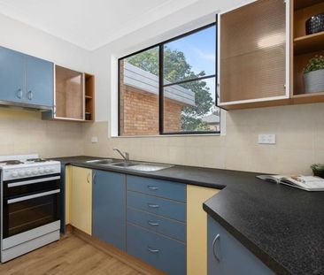 Top Floor Two Bedroom Apartment with Leafy Outlook - Photo 4