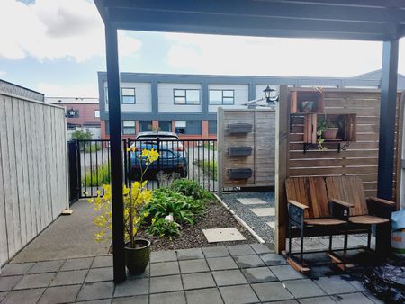 Lock and Leave Living in Flat Bush - Photo 2