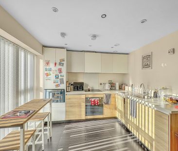 A first floor bright and modern one-bedroom apartment, with lift. P... - Photo 1