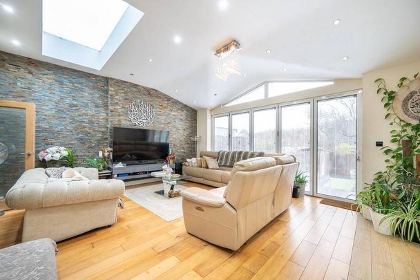 8 bedroom semi-detached house to rent - Photo 1